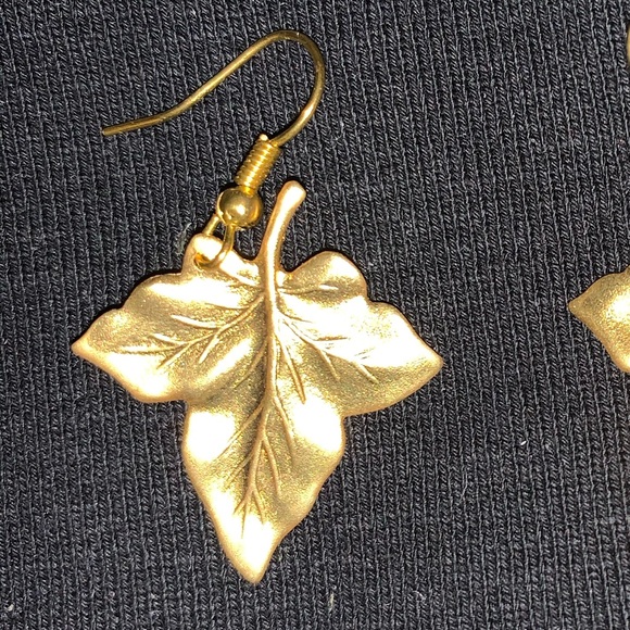 Earrings gold plated. Drop earrings - Picture 2 of 3